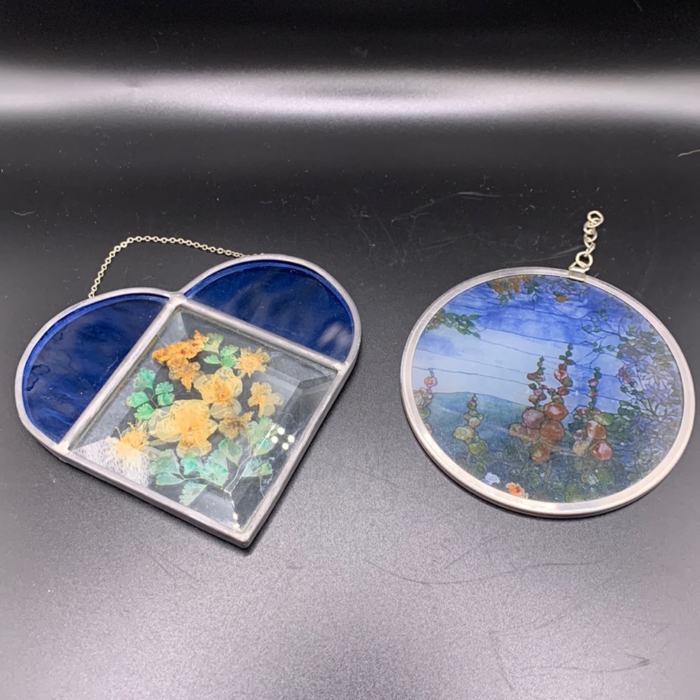 Set of 2 glass sun-catchers. Heart w/ dried florals. Circle with a garden image